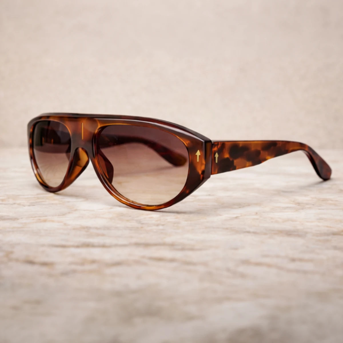 Gafas de sol de estilo aviador Barcelona Amber con montura gruesa de carey y lentes en tono marrón degradado.