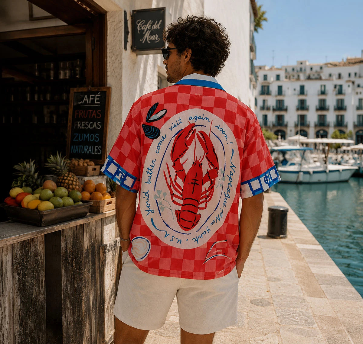 Camisa oversized con estampado de langostas, cuadros picnic y rayas marineras. Un diseño sofisticado y fresco, inspirado en los puertos mediterráneos. ¡Consíguela en Badhabitsx!