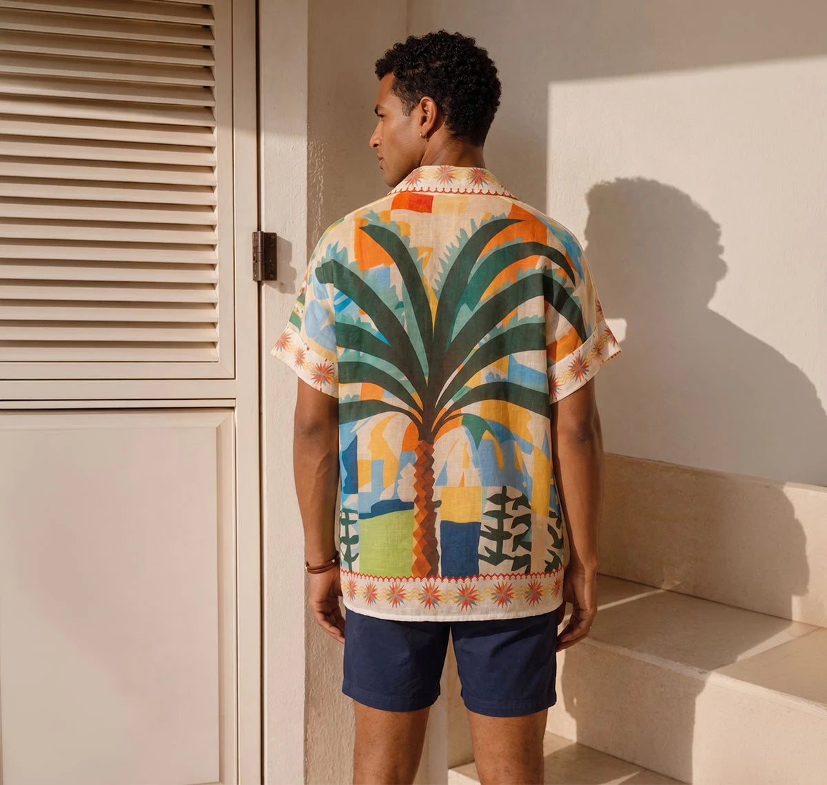 Camisa oversized con diseño de langostas, champagne y palmeras. Estilo Riviera chic, sofisticado y vibrante. La pieza esencial para tus vacaciones de lujo. ¡Cómprala en Badhabitsx!