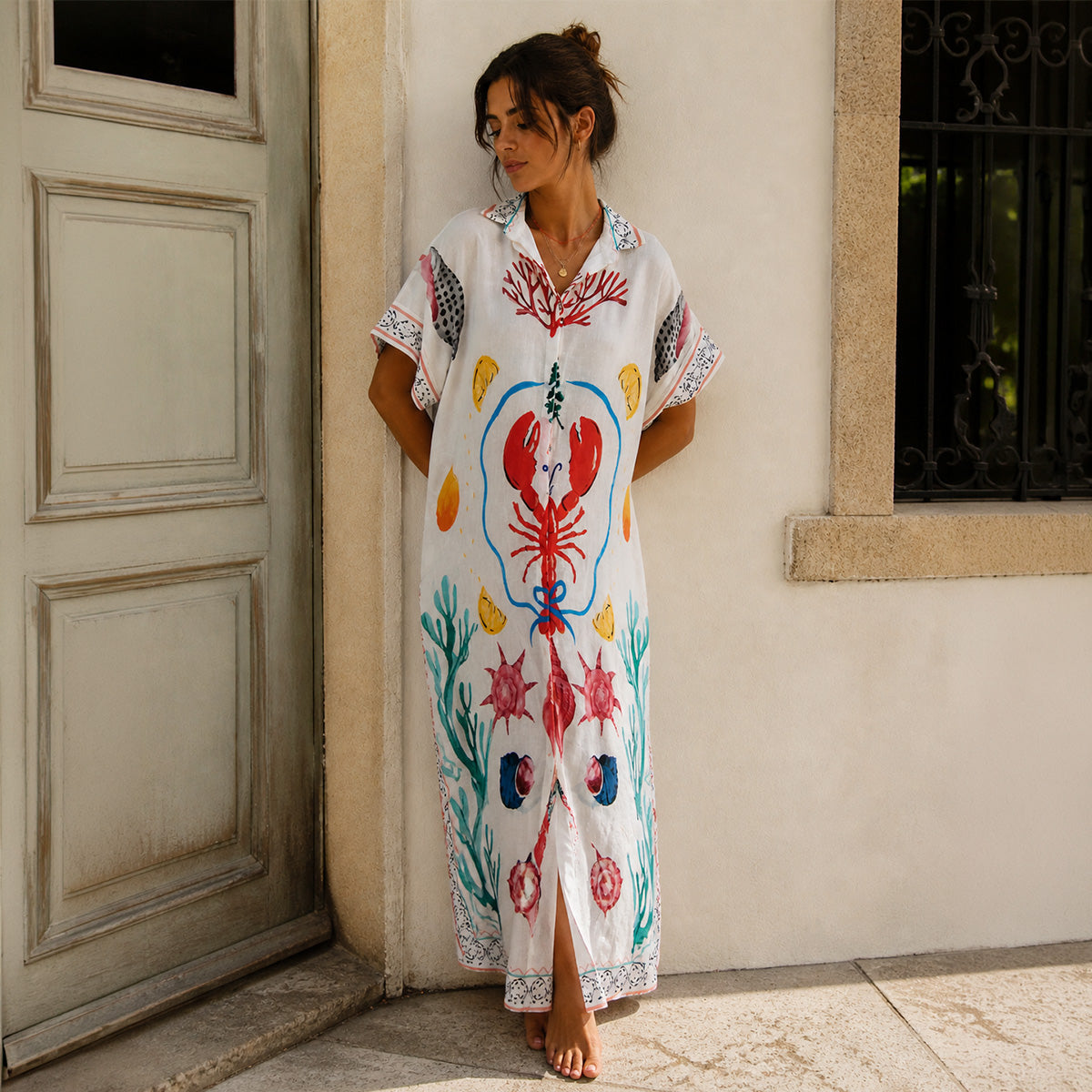 Vestido largo fluido con estampado de langosta y detalles marinos. Un diseño artístico, ligero y con actitud. ¡Define tu verano con Badhabitsx!