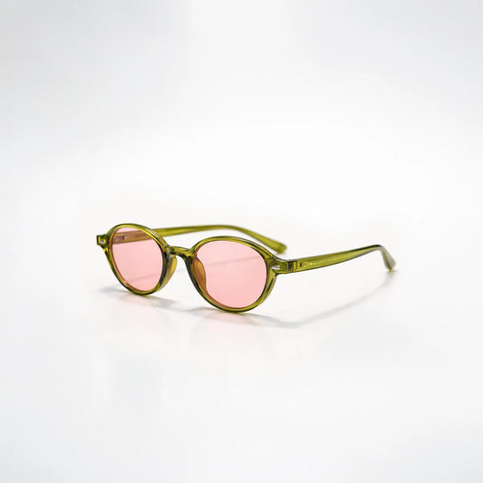 Detalle de la montura verde oliva translúcida y lentes rosas de las gafas de sol London Rose.