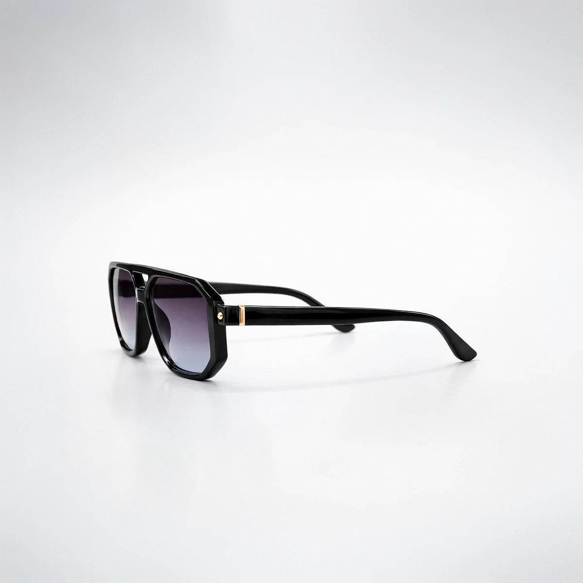 Gafas de sol de estilo aviador geométrico Miami Beach con montura gruesa negra y lentes en degradado violeta azul.