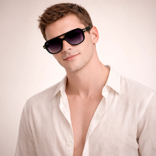 Gafas de sol de estilo aviador geométrico Miami Beach con montura gruesa negra y lentes en degradado violeta azul.