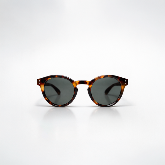 Gafas de sol redondeadas Paris Tortoise con montura en carey oscuro de diseño atemporal y lentes de sol gris oscuro.