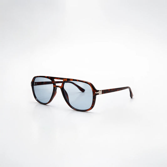 Gafas de sol de carey oscuro Santorini Blue con lentes de sol de tono azul frío y montura definida.