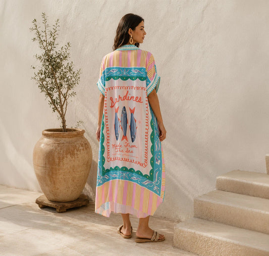 Vestido largo de inspiración mediterránea con colores pastel y arte gráfico. Fresco, elegante y perfecto para tus noches de verano. ¡Cómpralo en Badhabitsx!