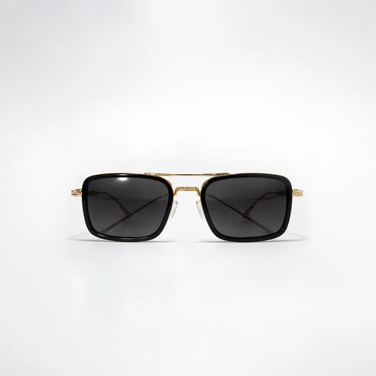 Gafas de sol redondeadas Soho Noir en color negro profundo con detalles en estructura metálica dorada y lentes gris oscuro.