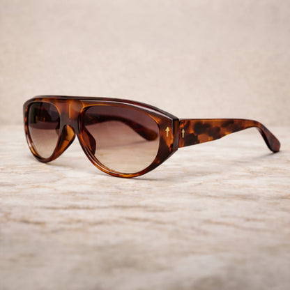 Gafas de sol de estilo aviador Barcelona Amber con montura gruesa de carey y lentes en tono marrón degradado.
