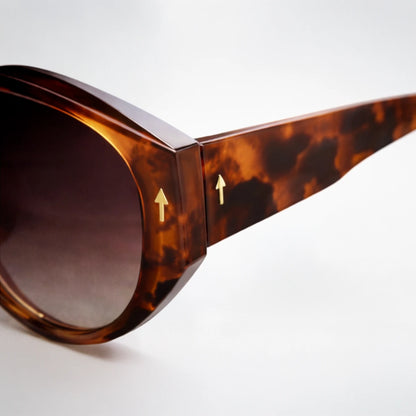 Gafas de sol de estilo aviador Barcelona Amber con montura gruesa de carey y lentes en tono marrón degradado.
