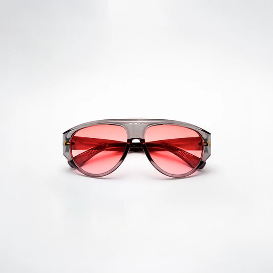 Gafas de sol de estilo aviador Barcelona Rose con montura gris translúcida y lentes en tono rosado brillante.
