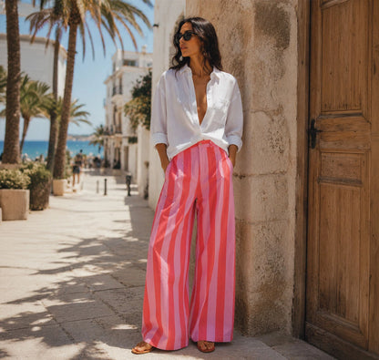 Pantalón fluido con diseño de rayas oversized en rosa y coral. Estética retro europea, fresca y sofisticada para un verano inolvidable. ¡Cómpralo en Badhabitsx!