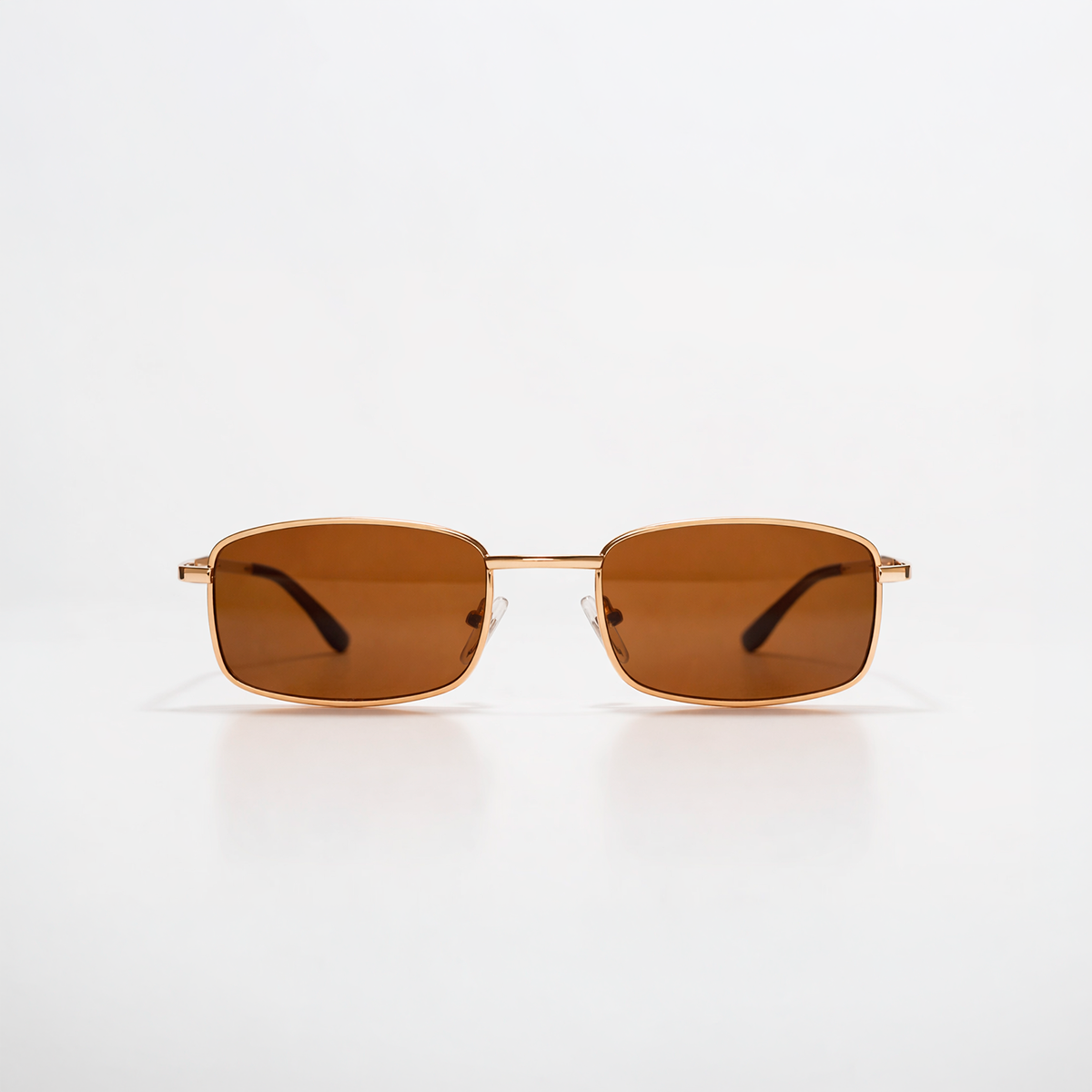 Gafas de sol rectangulares Cannes Riviera con montura metálica fina dorada y lentes en tono marrón cálido.
