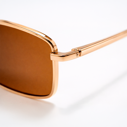 Gafas de sol rectangulares Cannes Riviera con montura metálica fina dorada y lentes en tono marrón cálido.
