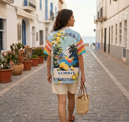 Camisa oversized inspirada en el verano italiano. Diseño artístico con limones, arte retro y estilo coastal. ¡Captura la esencia de la Dolce Vita en Badhabitsx!