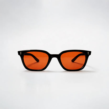 Gafas de sol rectangulares Capri Sunset con montura gruesa negra y lentes en tono naranja brillante.
