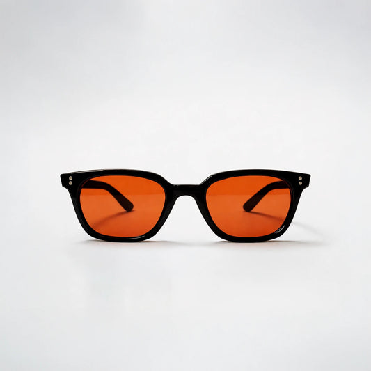 Gafas de sol rectangulares Capri Sunset con montura gruesa negra y lentes en tono naranja brillante.
