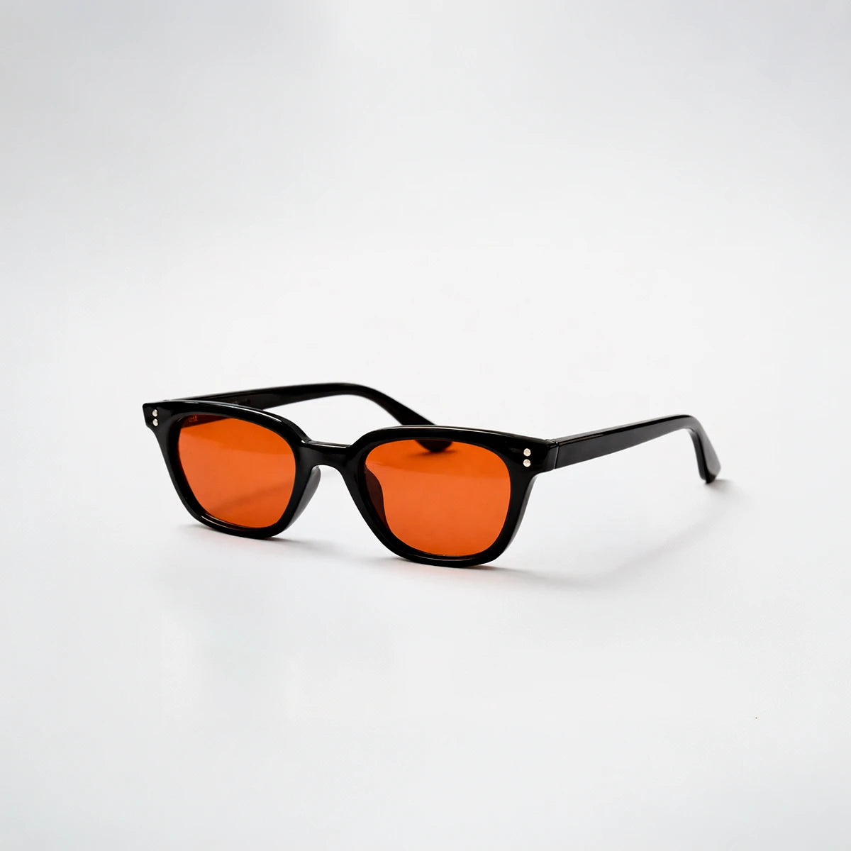 Gafas de sol rectangulares Capri Sunset con montura gruesa negra y lentes en tono naranja brillante.
