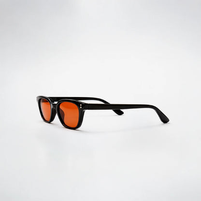 Gafas de sol rectangulares Capri Sunset con montura gruesa negra y lentes en tono naranja brillante.
