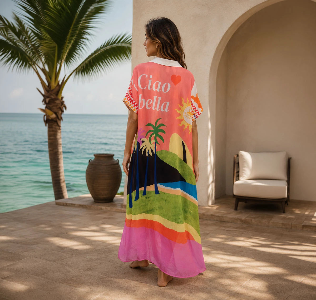 Vestido camisero oversized con estampado artístico de paisajes y mensaje "Ciao Bella". Estilo mediterráneo, vibrante y effortless. ¡Hazlo tuyo en Badhabitsx!