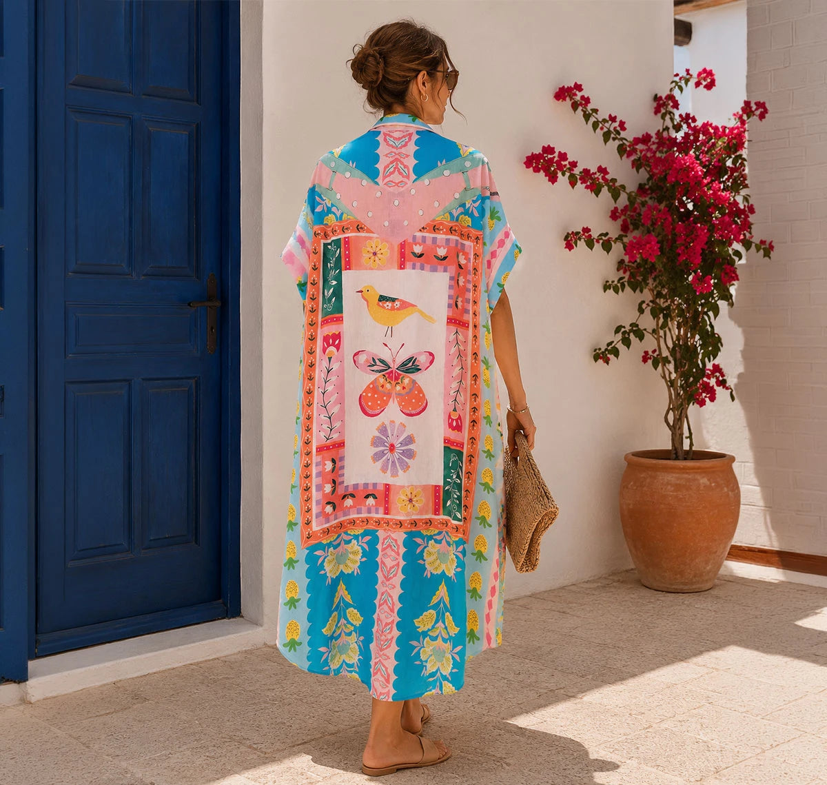 Vestido oversized inspirado en la Costa Amalfitana con rayas pastel e ilustraciones artísticas. Fresco, romántico y perfecto para el verano. ¡Cómpralo en Badhabitsx!
