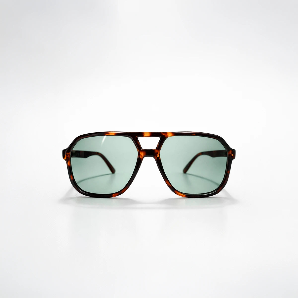 Gafas de sol rectangulares Ibiza Sea con montura de carey, diseño de doble puente y lentes en tono verde claro.
