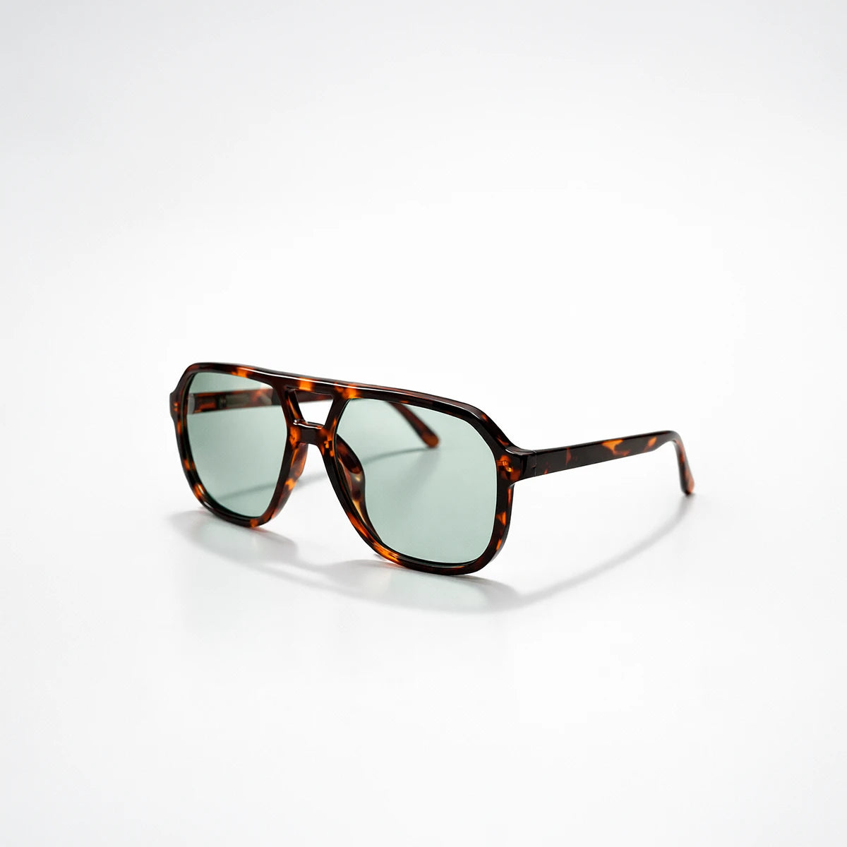 Gafas de sol rectangulares Ibiza Sea con montura de carey, diseño de doble puente y lentes en tono verde claro.
