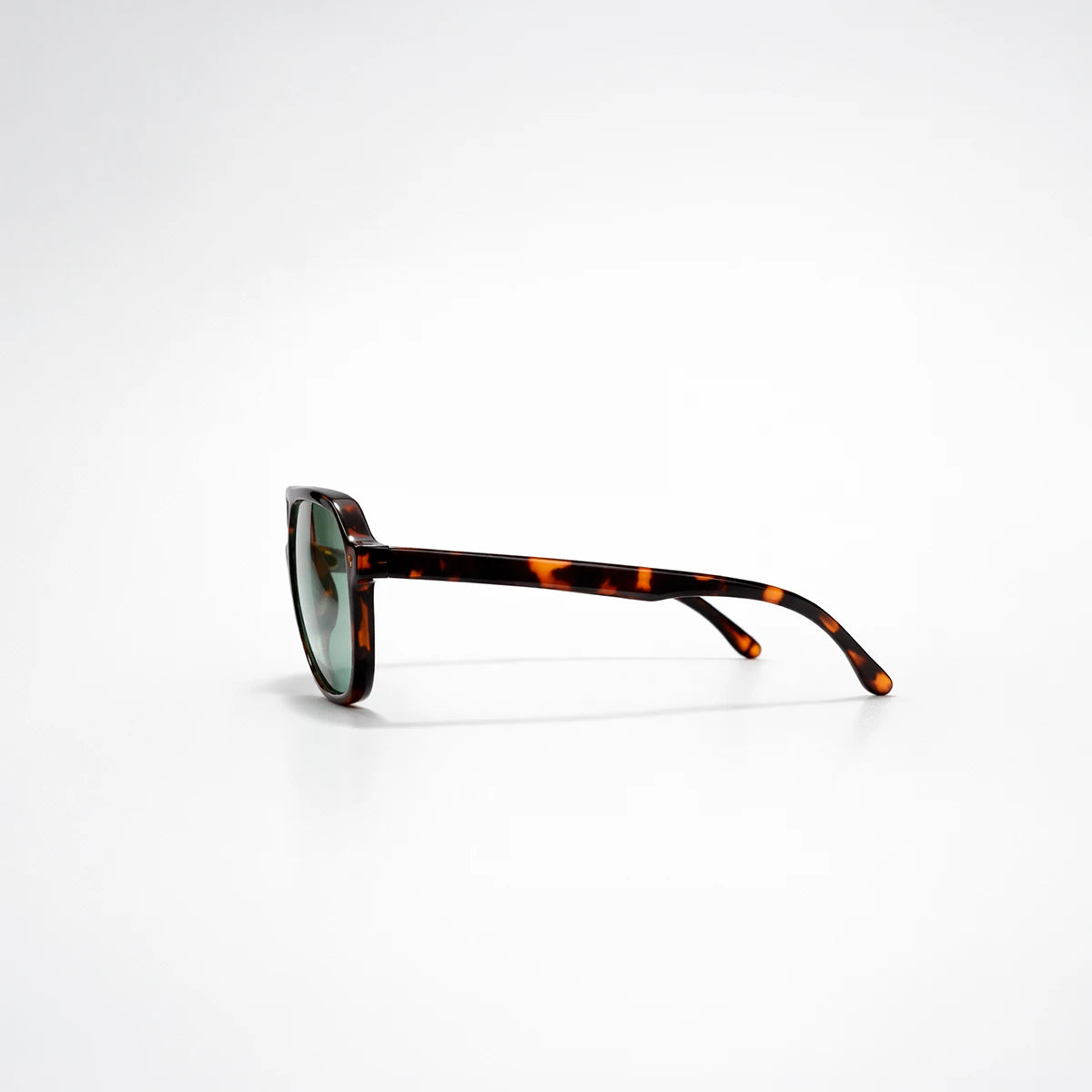 Gafas de sol rectangulares Ibiza Sea con montura de carey, diseño de doble puente y lentes en tono verde claro.
