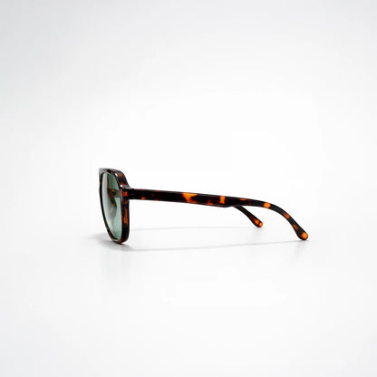 Gafas de sol rectangulares Ibiza Sea con montura de carey, diseño de doble puente y lentes en tono verde claro.
