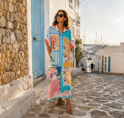 Vestido oversized con diseño de collage artístico inspirado en mercados costeros. Estampado vibrante de langostas y postales. ¡Vive un verano único con Badhabitsx!