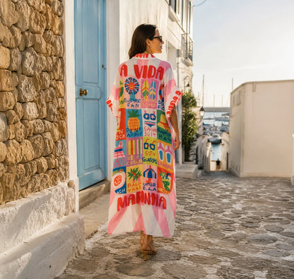 Vestido oversized con diseño de collage artístico inspirado en mercados costeros. Estampado vibrante de langostas y postales. ¡Vive un verano único con Badhabitsx!