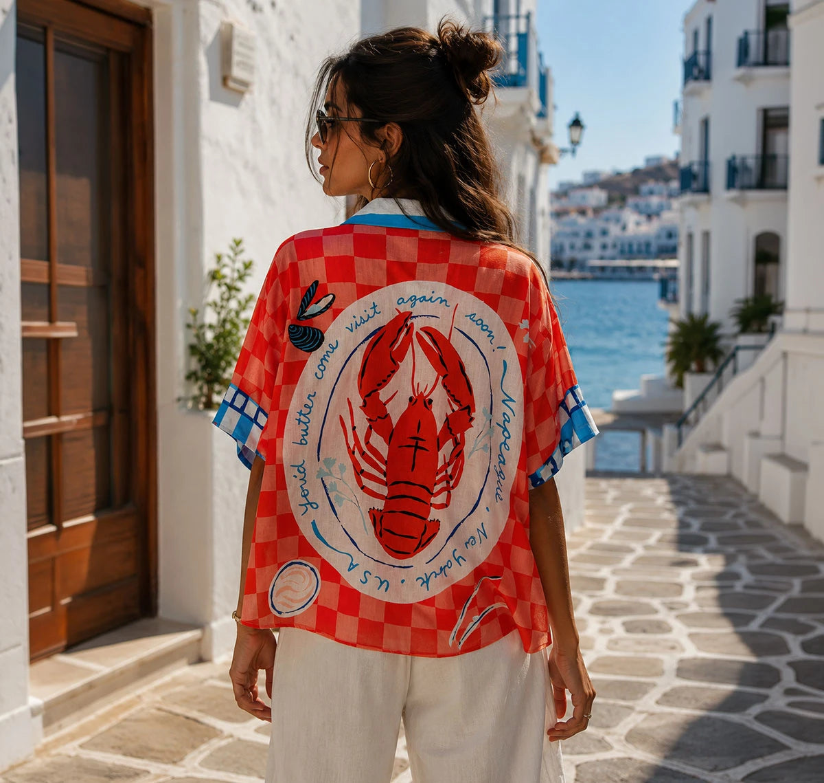 Camisa oversized con estampado de langostas, cuadros picnic y estilo marinero. Una pieza sofisticada y fresca ideal para tus días de playa. ¡Cómprala en Badhabitsx!