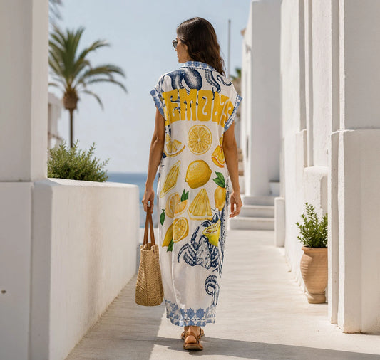 Vestido fluido con ilustraciones de limones sicilianos y detalles marinos. Elegante, fresco y perfecto para tus días en la costa italiana. ¡Encuéntralo en Badhabitsx!