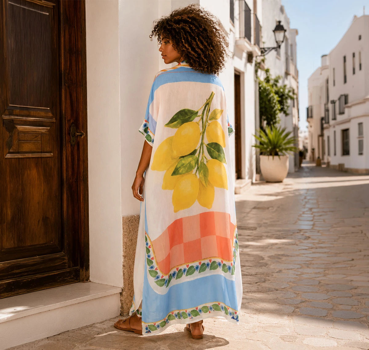 Vestido oversized con diseño de limones, cuadros retro y colores mediterráneos. Fresco, artístico e ideal para tus vacaciones de verano. ¡Cómpralo en Badhabitsx!