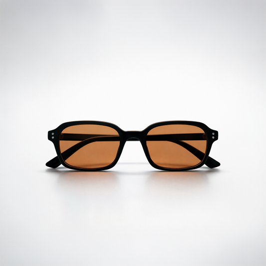 Gafas de sol rectangulares Lisbon Honey con montura gruesa negra y lentes en tono ámbar miel.

