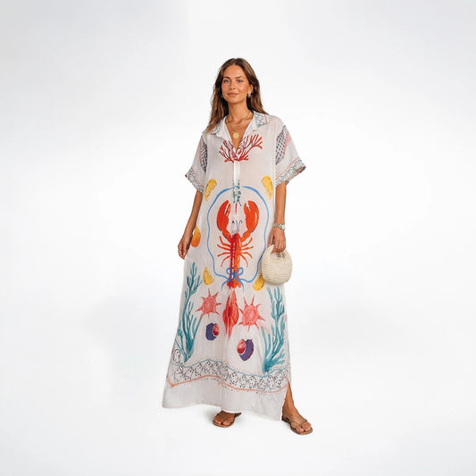 Vestido largo con estampado de langostas y rayas. Un diseño divertido, relajado y lleno de actitud mediterránea para tu verano. ¡Consíguelo en Badhabitsx!