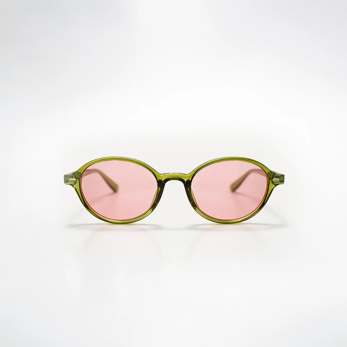 Detalle de la montura verde oliva translúcida y lentes rosas de las gafas de sol London Rose.