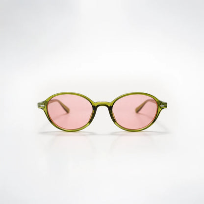Detalle de la montura verde oliva translúcida y lentes rosas de las gafas de sol London Rose.