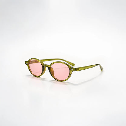 Detalle de la montura verde oliva translúcida y lentes rosas de las gafas de sol London Rose.