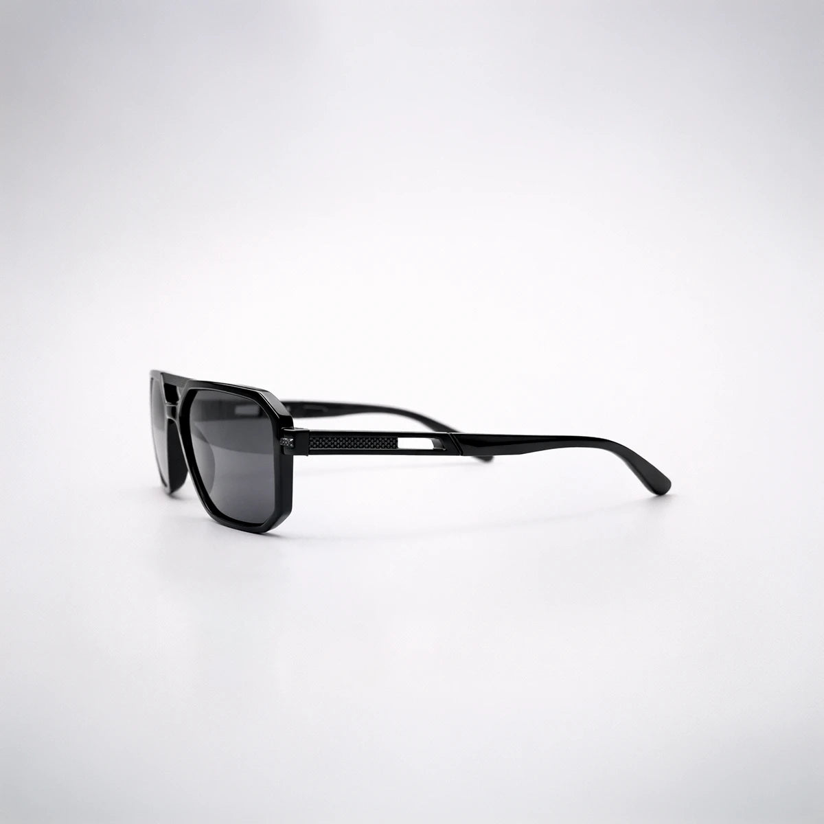 Gafas de sol de estilo aviador geométrico Madrid con montura gruesa negra y lentes gris oscuro.
