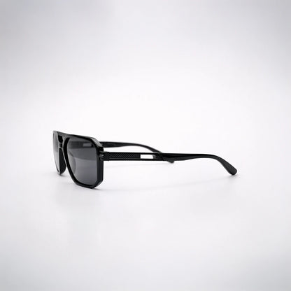 Gafas de sol de estilo aviador geométrico Madrid con montura gruesa negra y lentes gris oscuro.