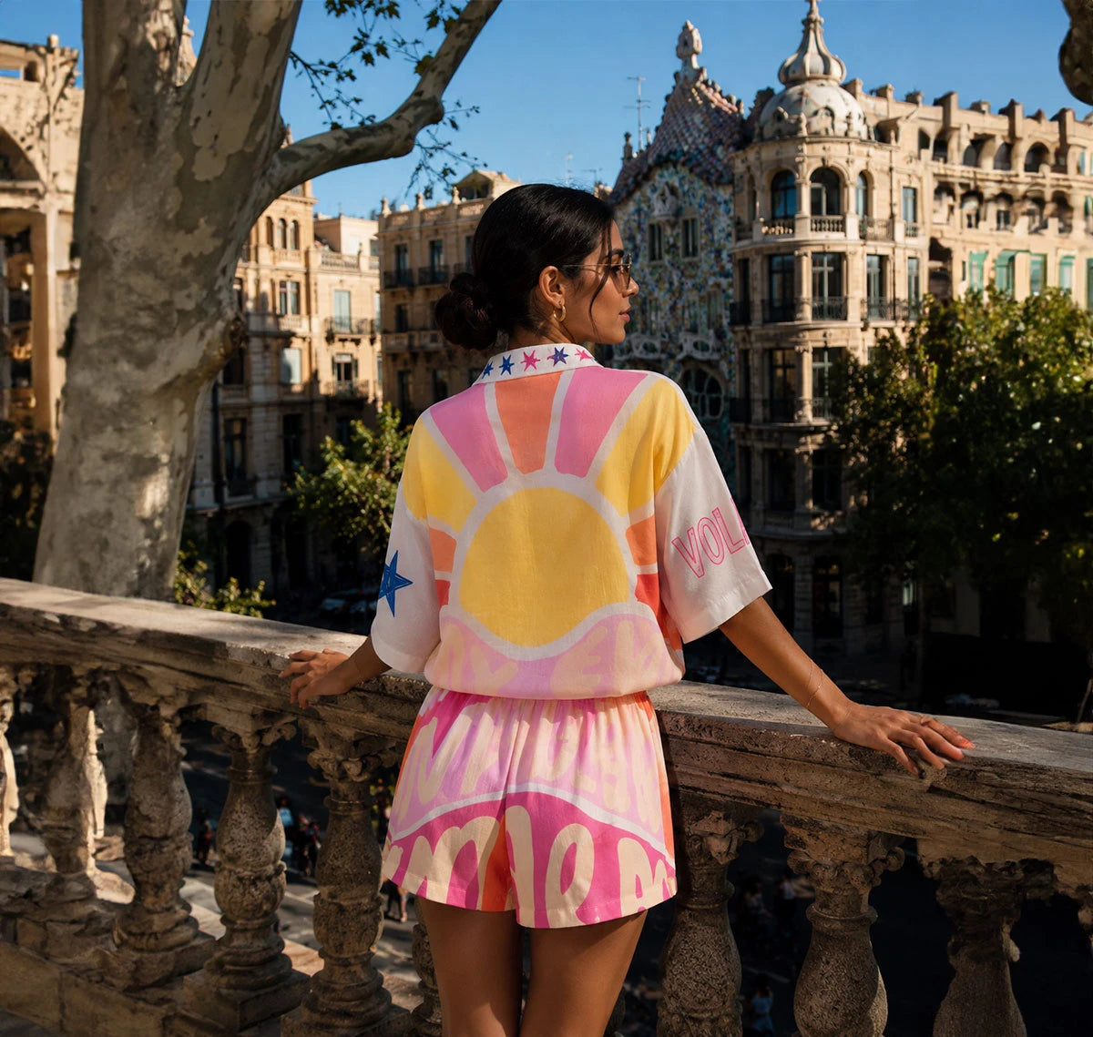 Set oversized con arte modernista, atardeceres vibrantes e ilustraciones de la costa catalana. Un diseño artístico y sofisticado para tu verano. ¡Consíguelo en Badhabitsx!