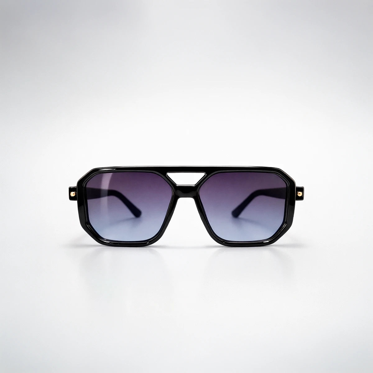 Gafas de sol de estilo aviador geométrico Miami Beach con montura gruesa negra y lentes en degradado violeta azul.
