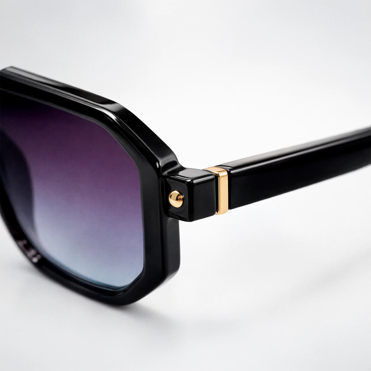 Gafas de sol de estilo aviador geométrico Miami Beach con montura gruesa negra y lentes en degradado violeta azul.
