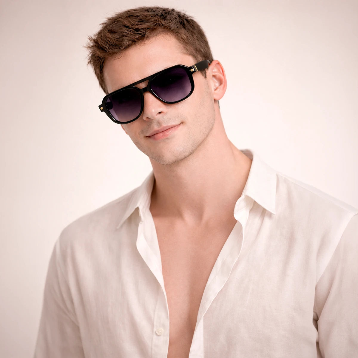 Gafas de sol de estilo aviador geométrico Miami Beach con montura gruesa negra y lentes en degradado violeta azul.
