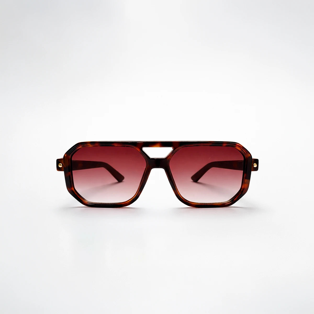 Gafas de sol de estilo aviador geométrico Miami Heat con montura gruesa de carey y lentes marrón degradado.
