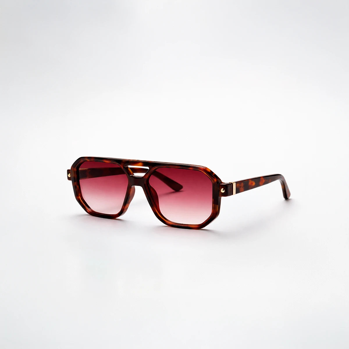 Gafas de sol de estilo aviador geométrico Miami Heat con montura gruesa de carey y lentes marrón degradado.
