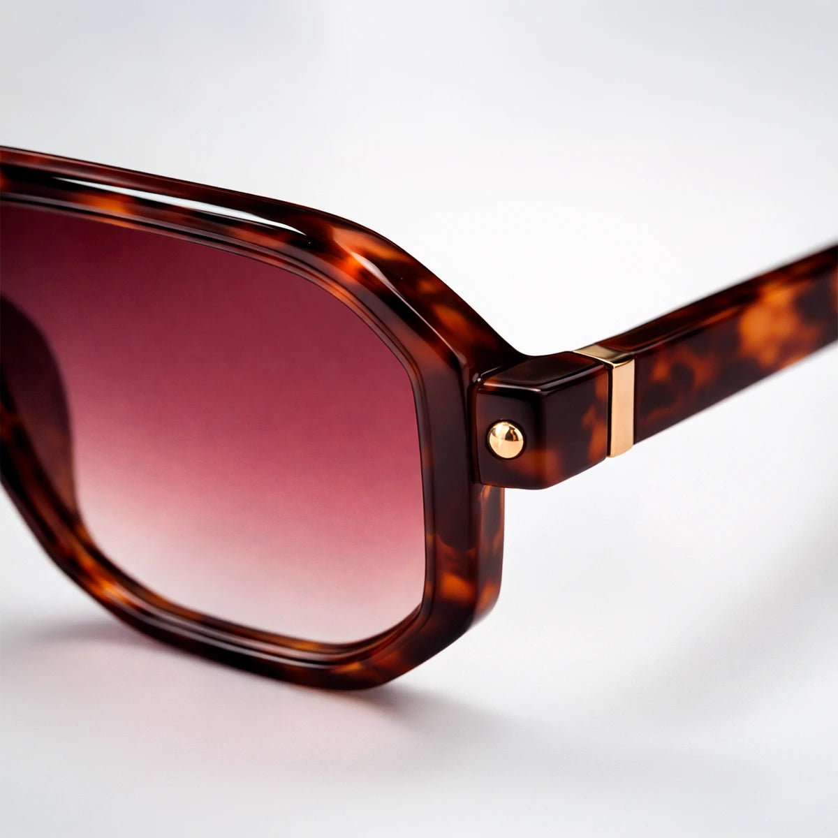 Gafas de sol de estilo aviador geométrico Miami Heat con montura gruesa de carey y lentes marrón degradado.
