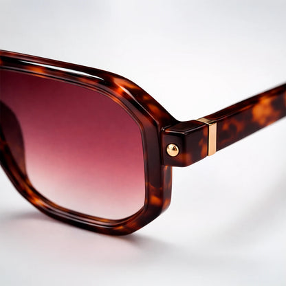 Gafas de sol de estilo aviador geométrico Miami Heat con montura gruesa de carey y lentes marrón degradado.
