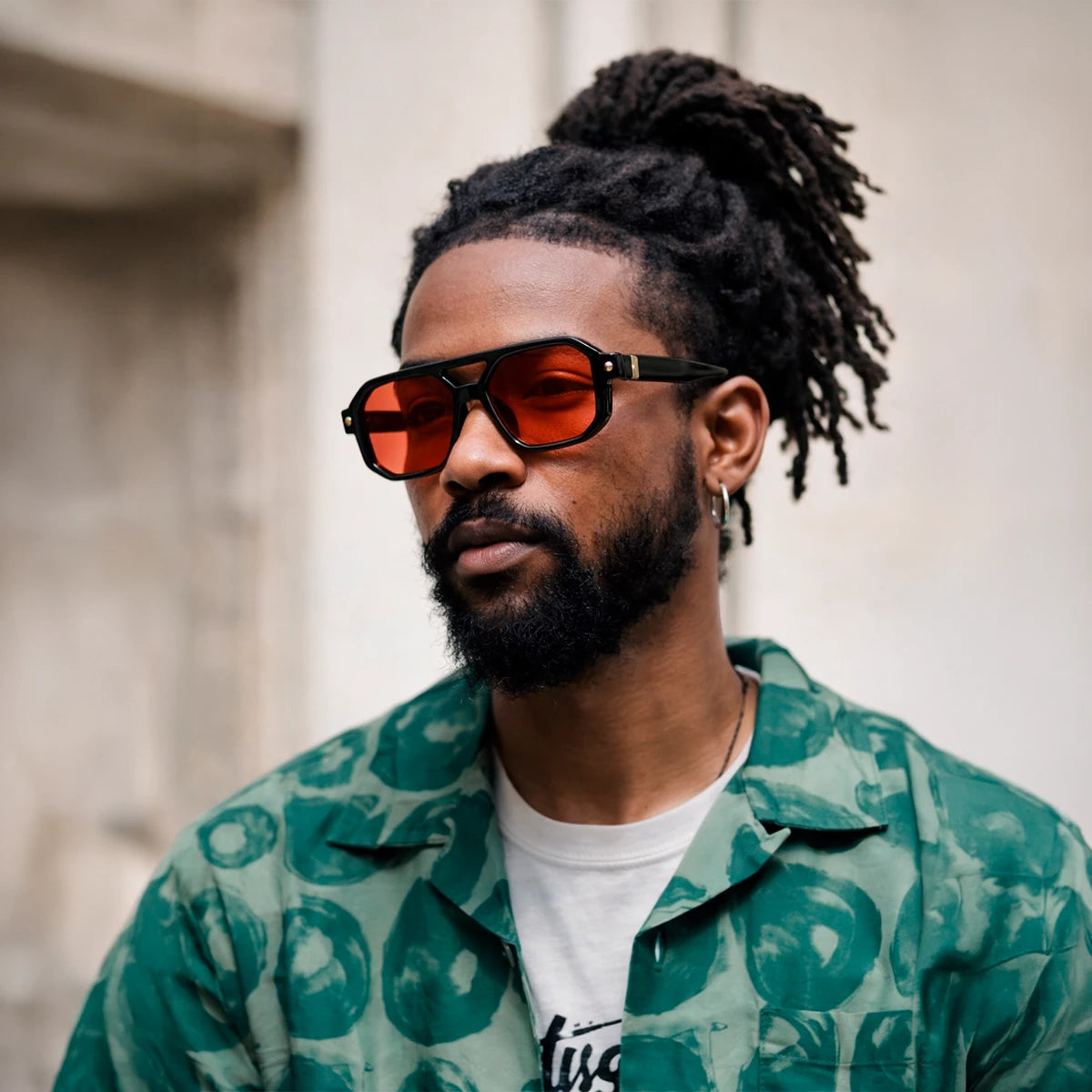 Gafas de sol de estilo aviador geométrico Miami Pink Sunset con montura gruesa negra y lentes rosadas.
