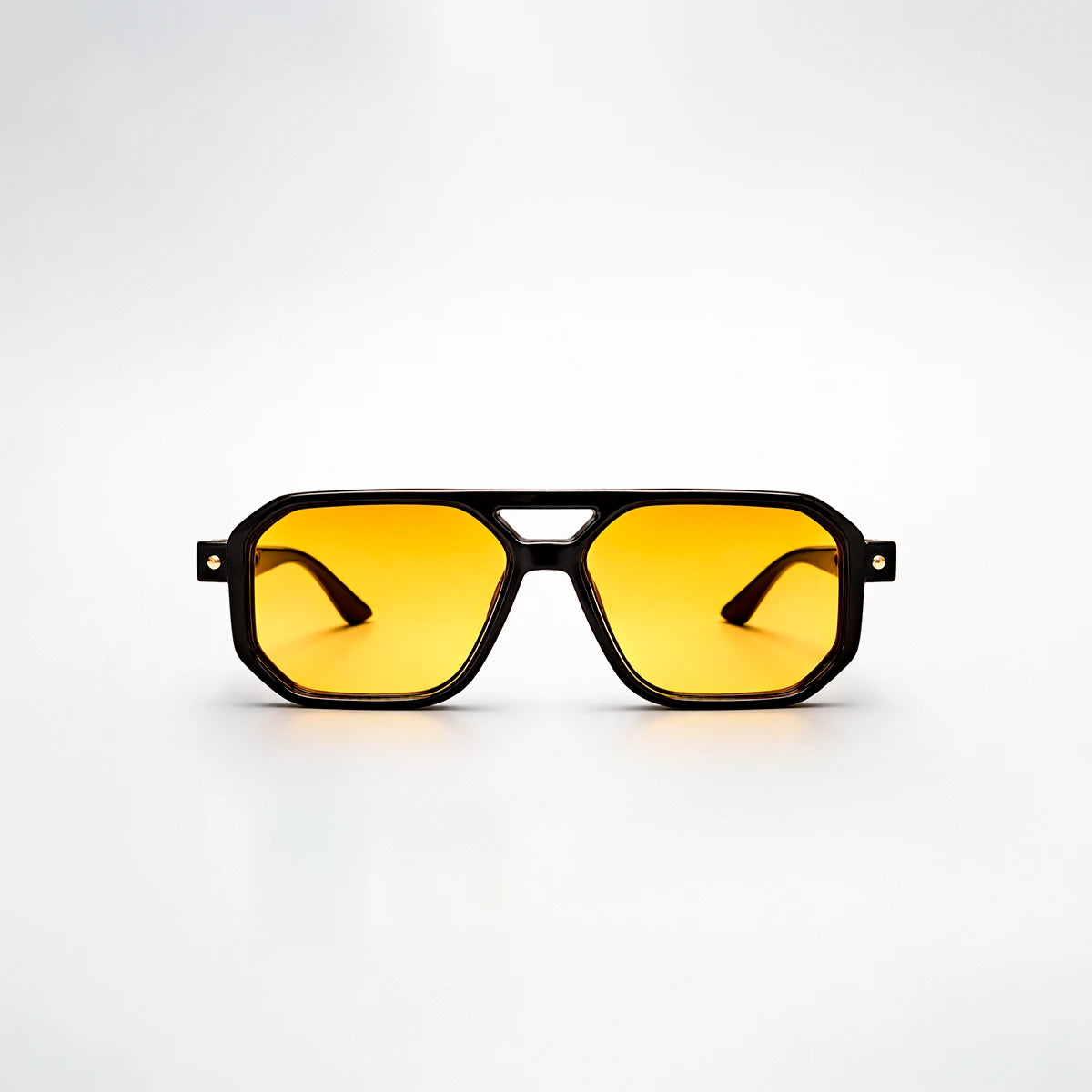 Gafas de sol de estilo aviador geométrico Miami Sunset con montura gruesa negra y lentes amarillo naranja.
